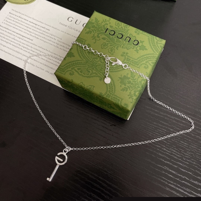 G*u*i necklaces